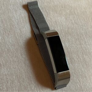 FITBIT ALTA HR ~ Lightly Used~Charger + 5 Bands, Mesh, White Leather, 3 Silicone